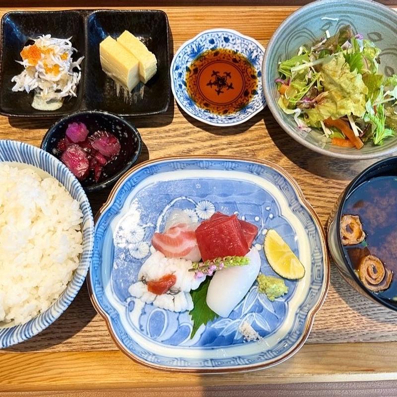 刺身定食(餃子と煮込み)