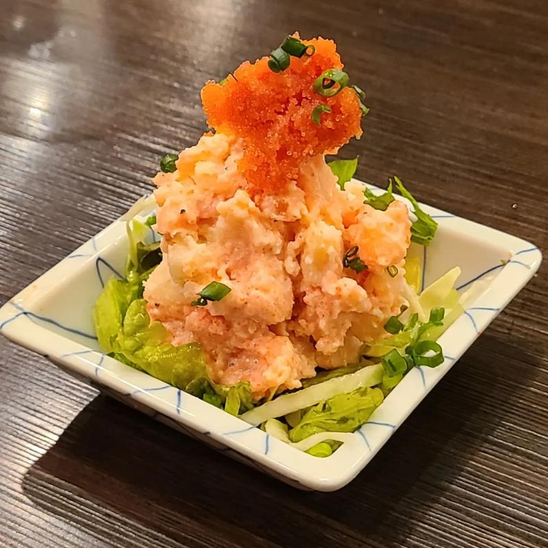 女王のポテサラ(中落ち100円の居酒屋 まぐろんち 高田馬場駅前本店)