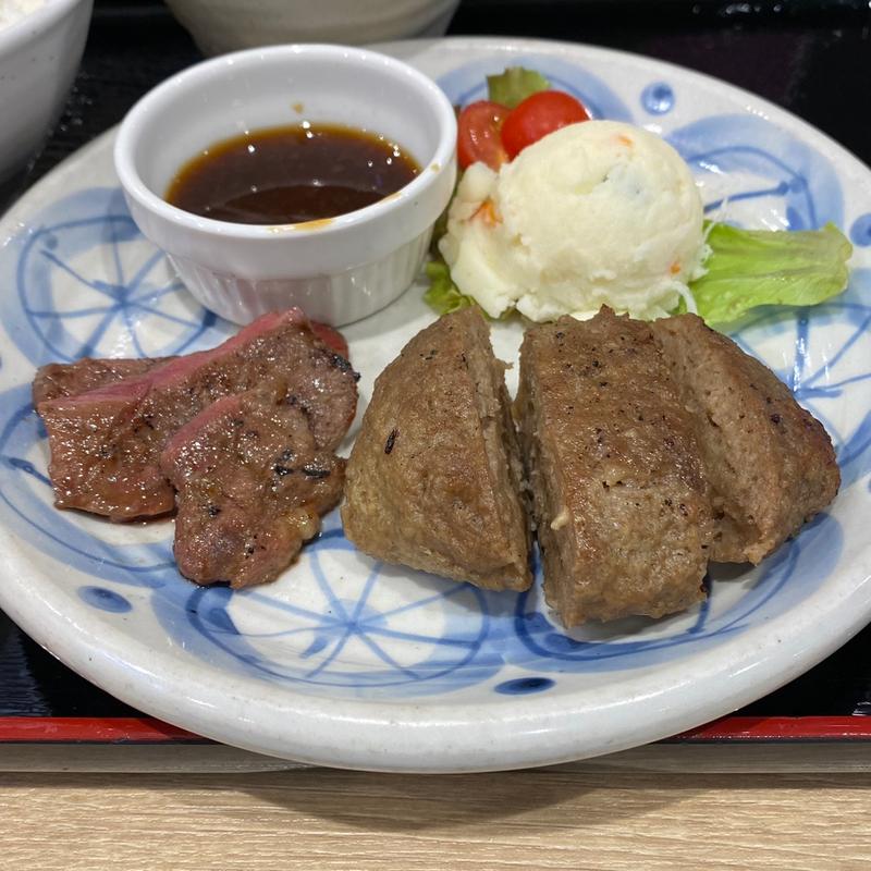 牛たんなかとビーフハンバーグの盛り合わせ(牛たん 仙台なとり 伊丹店)