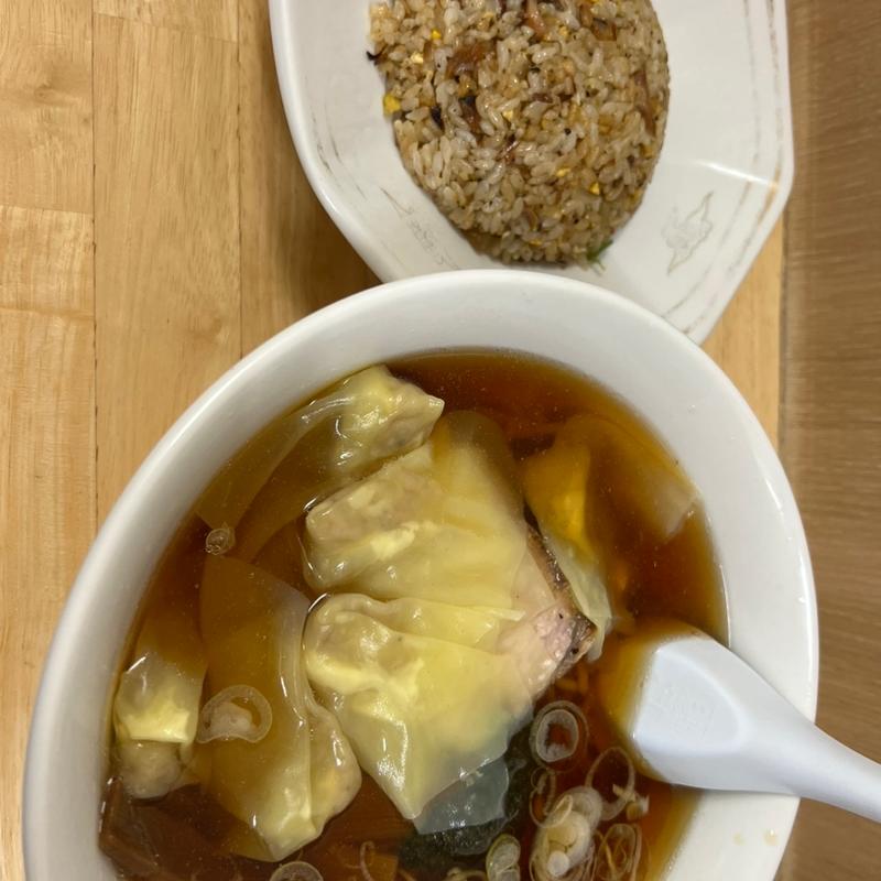 ミニチャーハンセット：ワンタン麺(交通飯店)