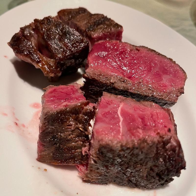 21日間熟成ブラックアンガスビーフ 藁焼きモッツレラ&あふれるミモレットチーズバーガー  特製BBQソース(37 Steakhouse & Bar Roppongi)