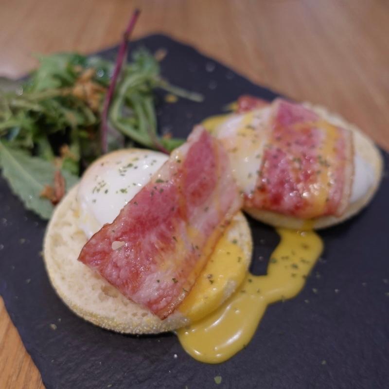 エッグベネディクトセット(TOCORO. CAFE ＆ BAR)