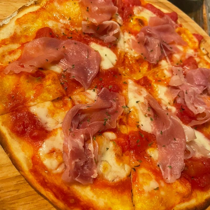 生ハムとモッツァレラのピッザ(牡蠣としゅうこと時々かねこ)