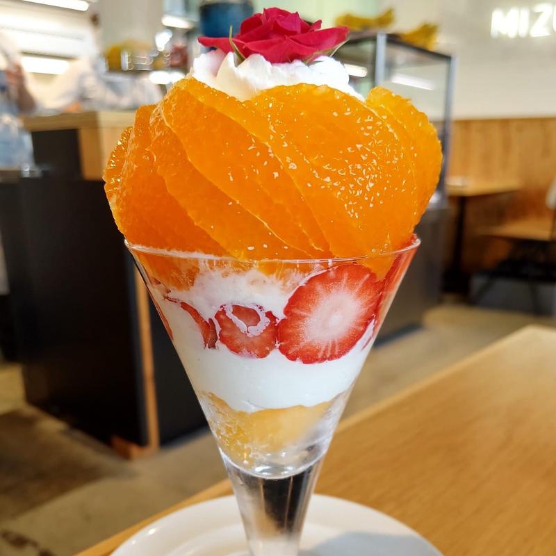 デコポンとストロベリーのパフェ(水信フルーツパーラーラボ)