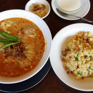 ハーフ担担麺とハーフ炒飯のセット(中華料理 頤和園 天神店)