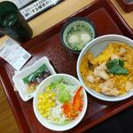 親子丼とサラダた鶏だんごスープのセット(なか卯 人形町店 （ニンギョウチョウテン）)