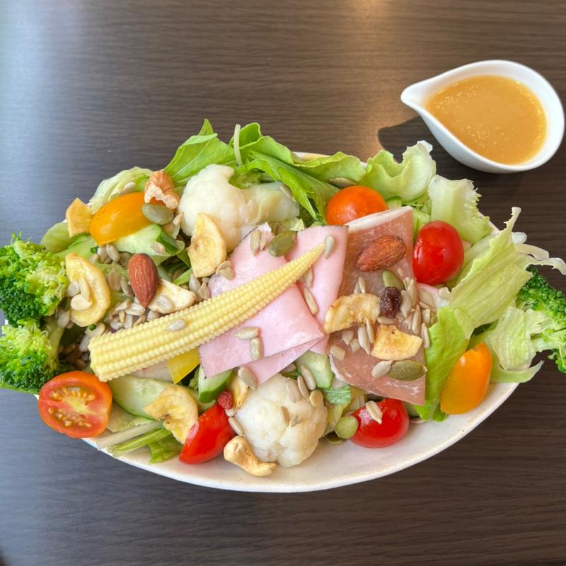 ランチセット(ホットサンド、コーヒー、ヨーグルト、フルーツ付き)(Healthy Cafe まあさ)