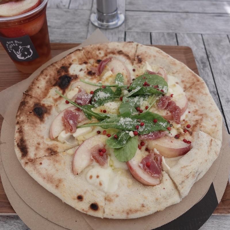 季節限定の山梨県産桃＆生ハムピザ(BRAND NEW DAY COFFEE
)