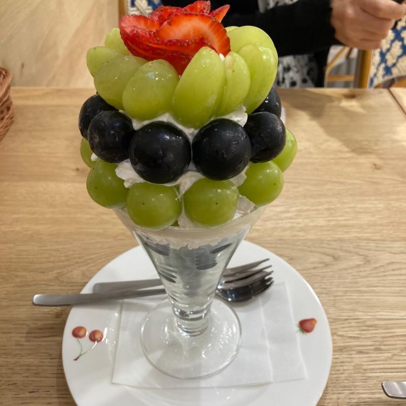 2色ぶどうパフェ(果実園リーベル 日比谷シャンテ店)