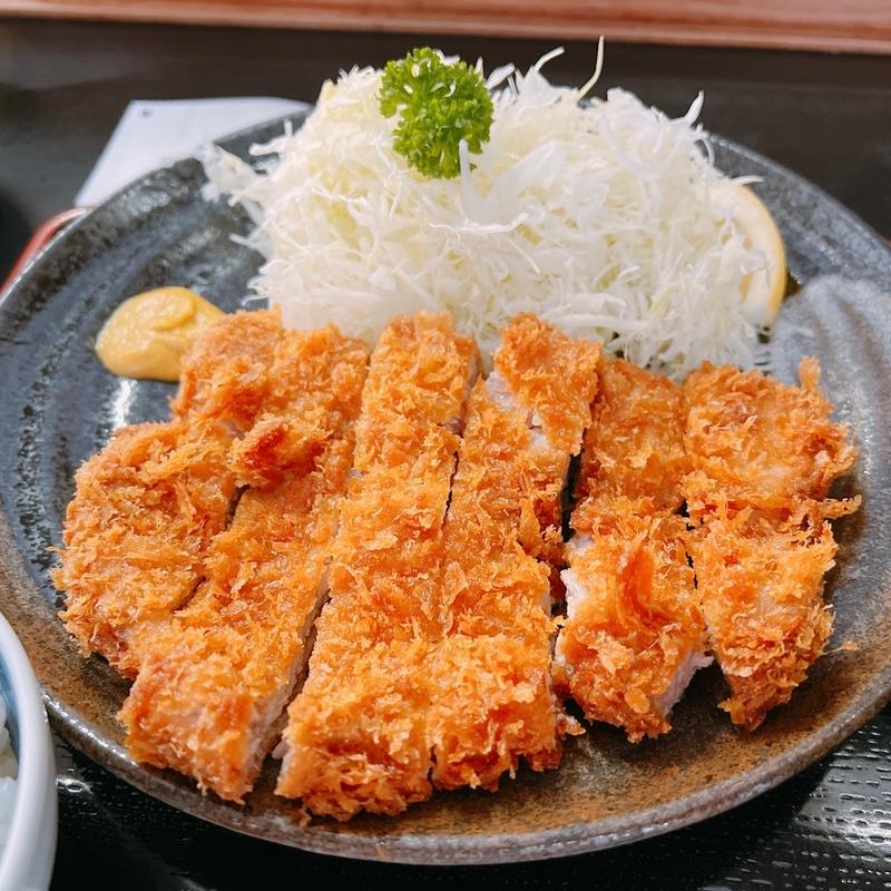 ロースかつ定食とんかつ定食（小鉢・お新香・赤だし付き・ご飯とキャベツお代わり自由）(きむら)