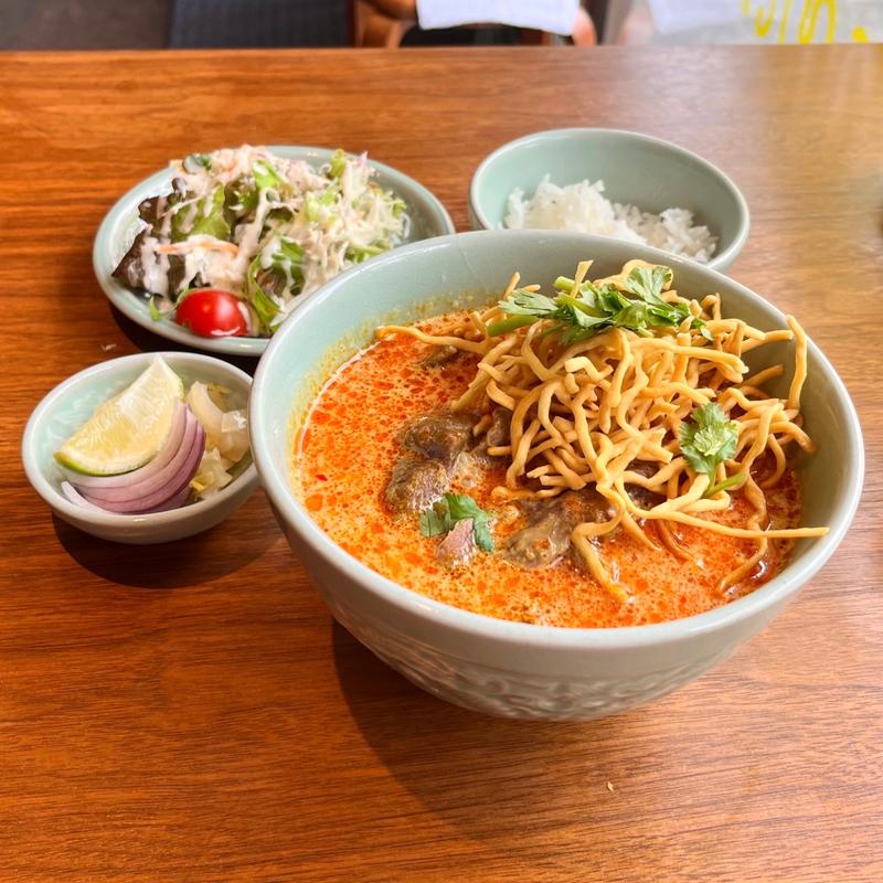 牛すじカオソイ(ニューチェンマイタイ料理)