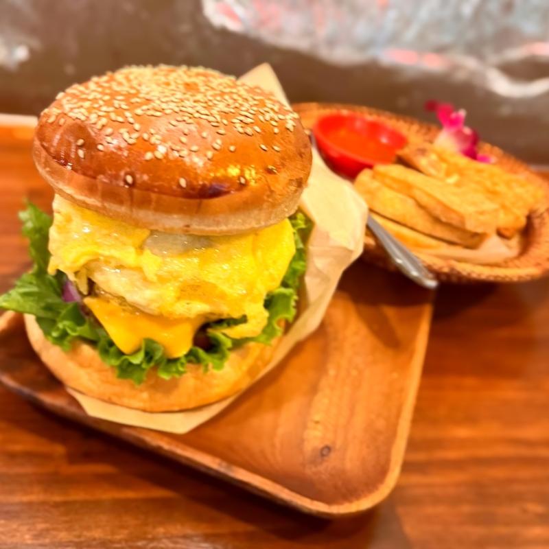 ルンダンバーガー・チーズトッピング・タフ&テンペゴレンセット(インドネシアレストランCABE(チャベ）目黒店)