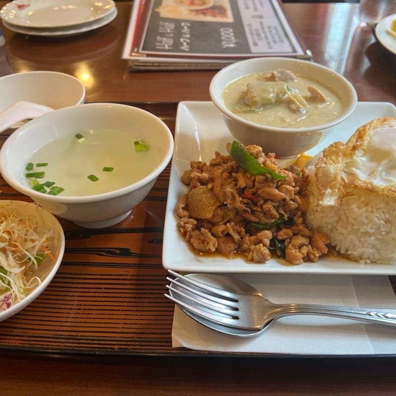 ハーフ&ハーフ(グリーンカレー、ガパオ(バンコク )