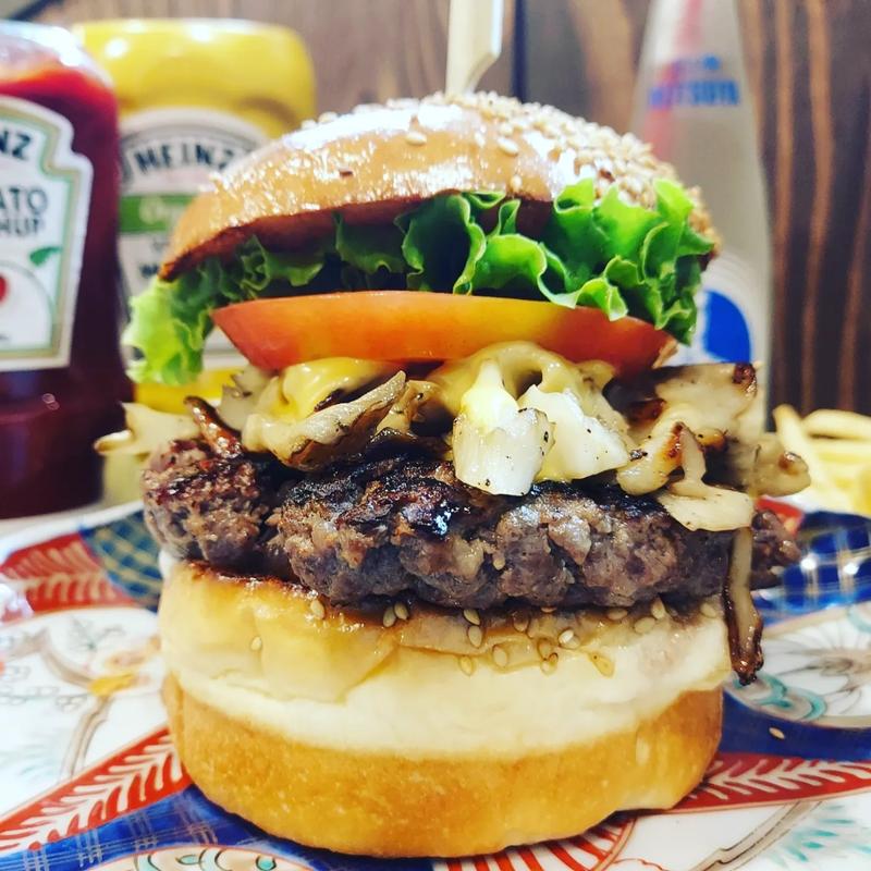 キノコとベーコンのチーズバーガー(ハンバーガーのオクノ)