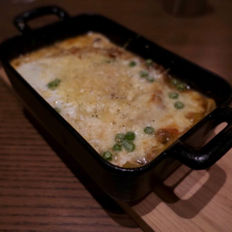 ラザニア もち豚とうずら豆のラグー 玉子と長期熟成ゴーダチーズ(浜町ダイニングバー SESSiON)