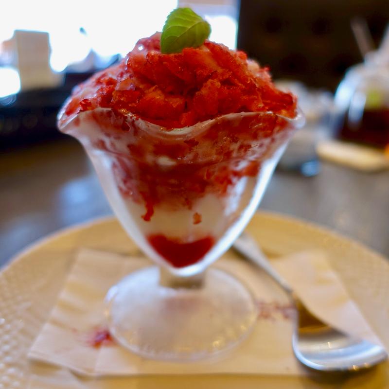 けずり苺パフェ(星乃珈琲店 築地店)