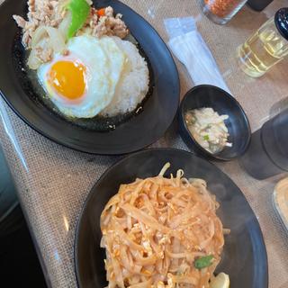 パッタイ+ガパオ(タイ料理JUMPEE （ジャンピー）)