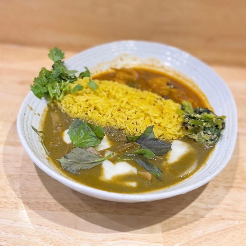 カレー2種（鶏なんこつバジルココナッツカレー（限定）・サメのカレー）(スパイスバー コザブロ)