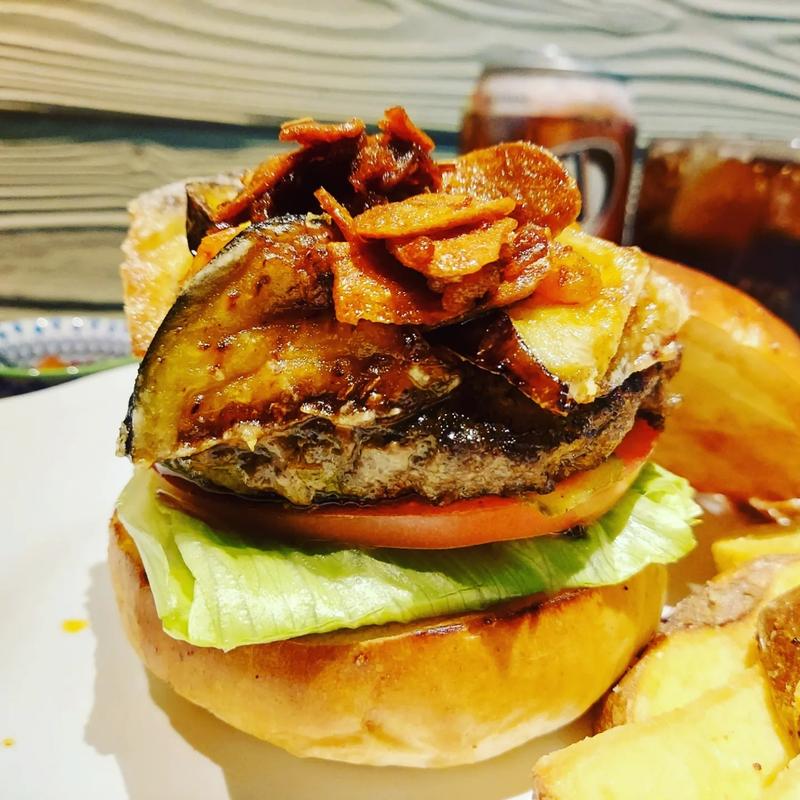 揚げナスと毛沢東辣油バーガー(だるま珈琲)