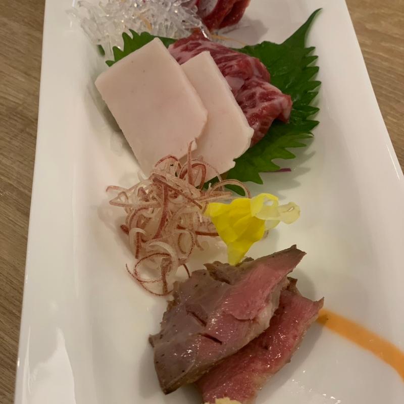 【新鮮馬刺し四種盛り合わせ～霜降り/赤身/タタキ/コウネ(タテガミ)～】(菅乃屋熊本駅店)