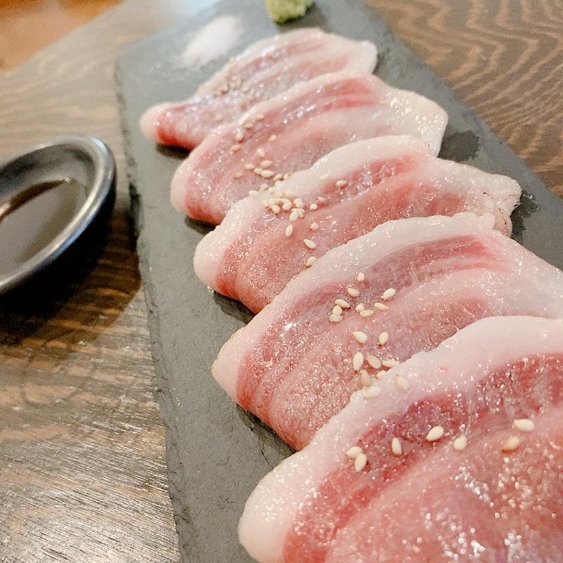 特上和牛コウネ炙り刺し(大衆焼肉りゅえる)