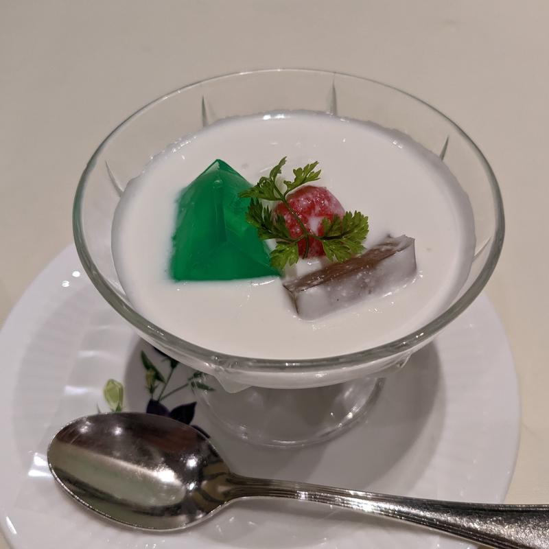 赤ツバメの巣ゼリー入りココナッツミルクデザート(戸塚崎陽軒 嘉宮)