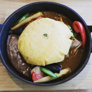 夏野菜のスパイスカレーオムライス(レシピヲ)