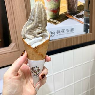 ほうじ茶豆乳ソフトクリーム(一〇八抹茶茶廊 グランツリー武蔵小杉店)