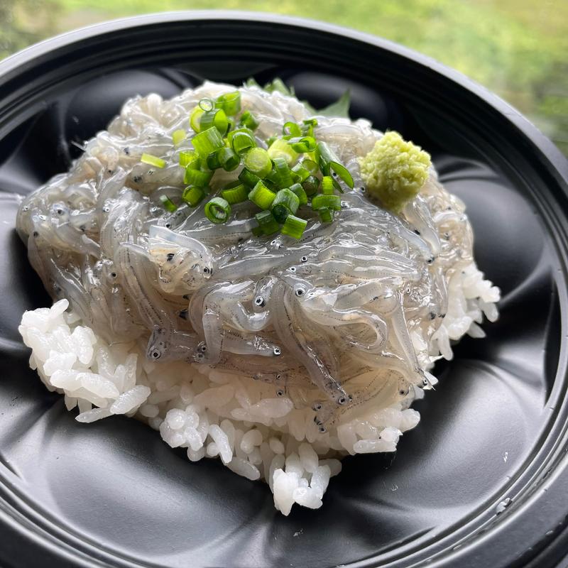 生しらす丼(EXPASA富士川 SA上り 日近商店)