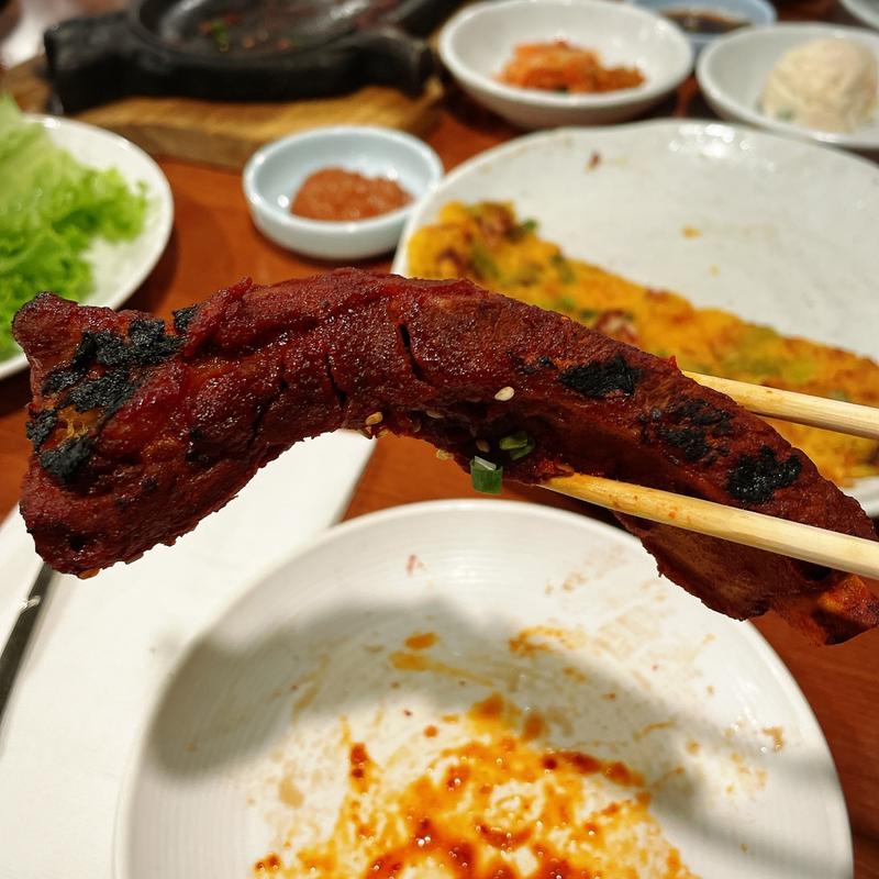 タレに漬けたスライスリブアイ(Korean Restaurant Sorabol)