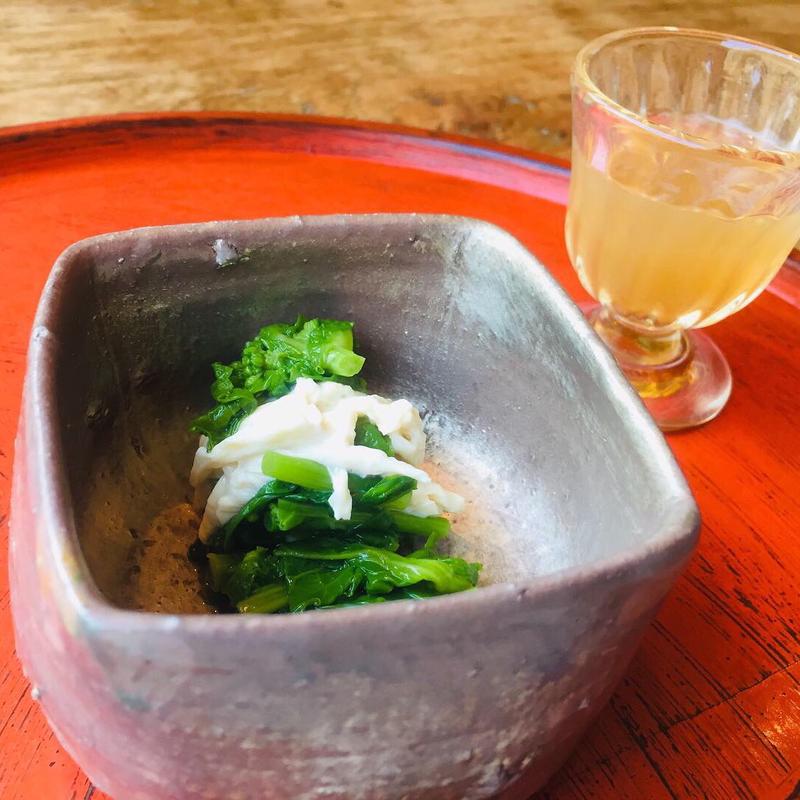 お凌ぎ 菜花と湯葉の季節のお浸し(妙見温泉石原荘・レストラン石蔵)