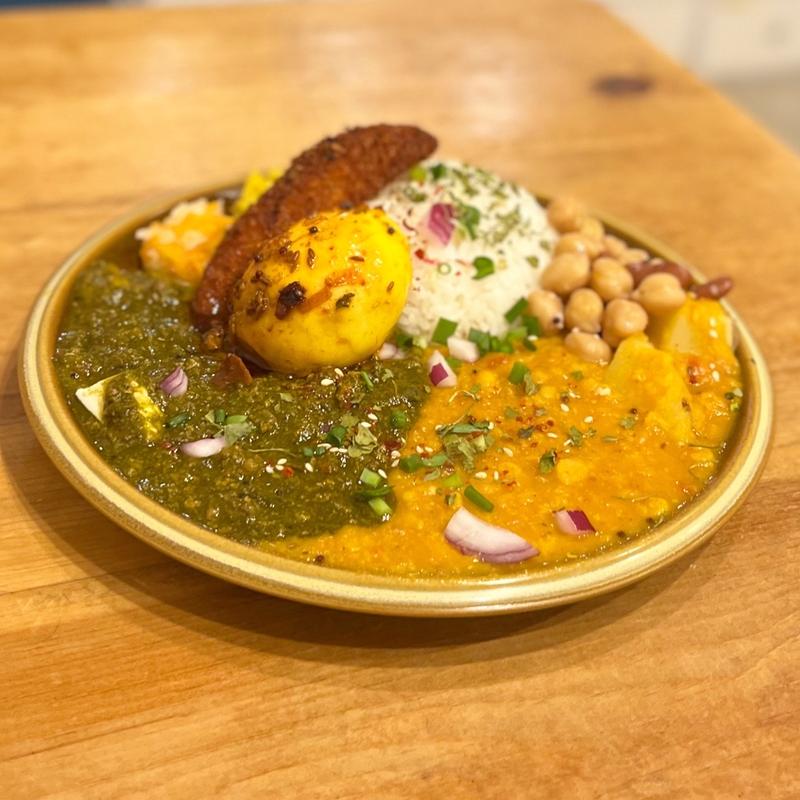 2種盛り（ほうれん草カレー・じゃが芋とニンニクのカレー。トッピング:半熟スパイシーゆで卵、揚げバナナ、2種豆のスパイスピクルス ）(Curry&Spice HANAKO)