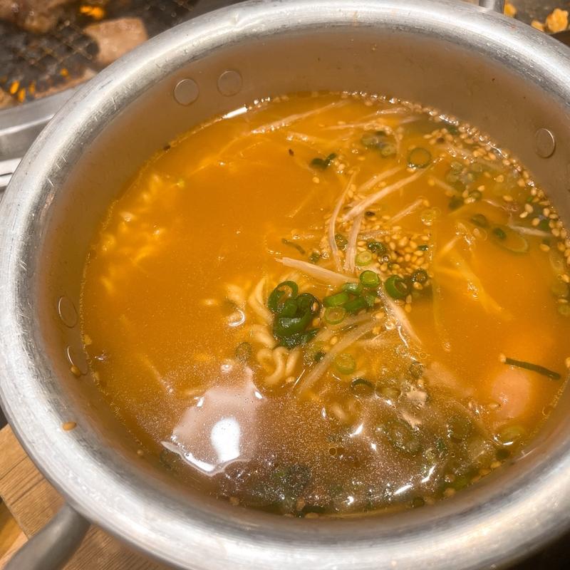 辛ラーメンブラック(焼肉きんぐ 梅島店)