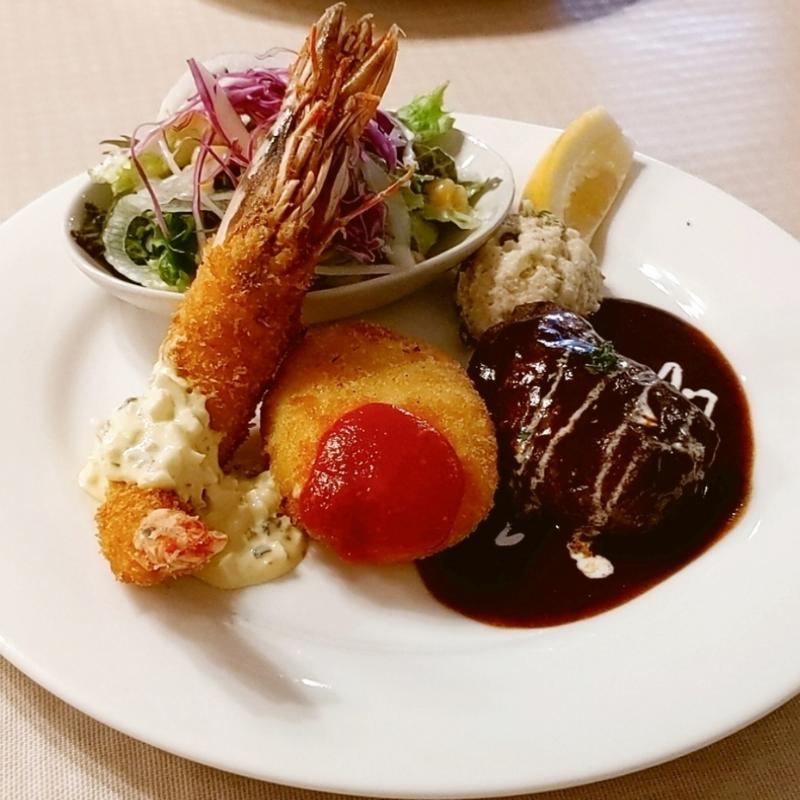 Aランチ  ハンバーグ、海老フライ、クリームコロッケ(街の洋食屋 AKIRA （マチノヨウショクヤ アキラ）)