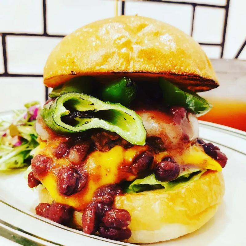 クラシックチーズバーガー+甘酒と小豆のおしるこソース+万願寺トウガラシ(milia burger)