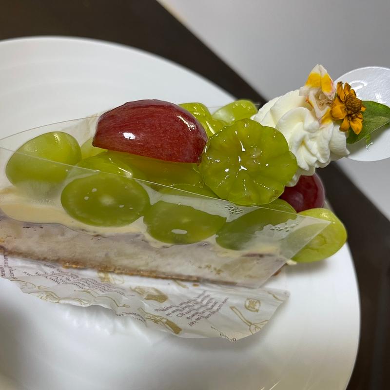 ピオーネとシャインマスカットのタルト(シェ・アオタニ （石切西洋浪漫菓子　青谷）)