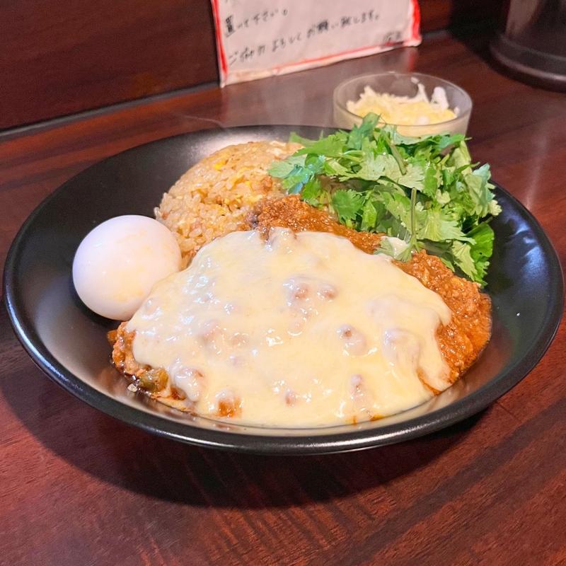 カレーチャーハン＋キーマカレー付き（トッピング:とろけるチーズ、半熟玉子、パクチー）(カレバカ世紀)