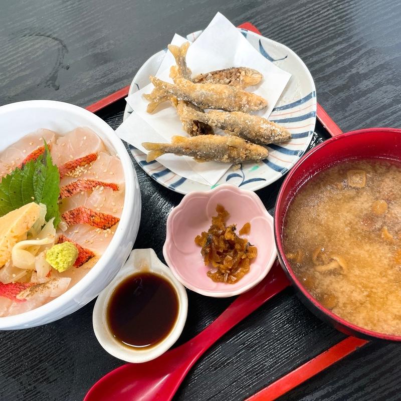 金目鯛炙り丼、稚鮎唐揚げ(とくだ屋)