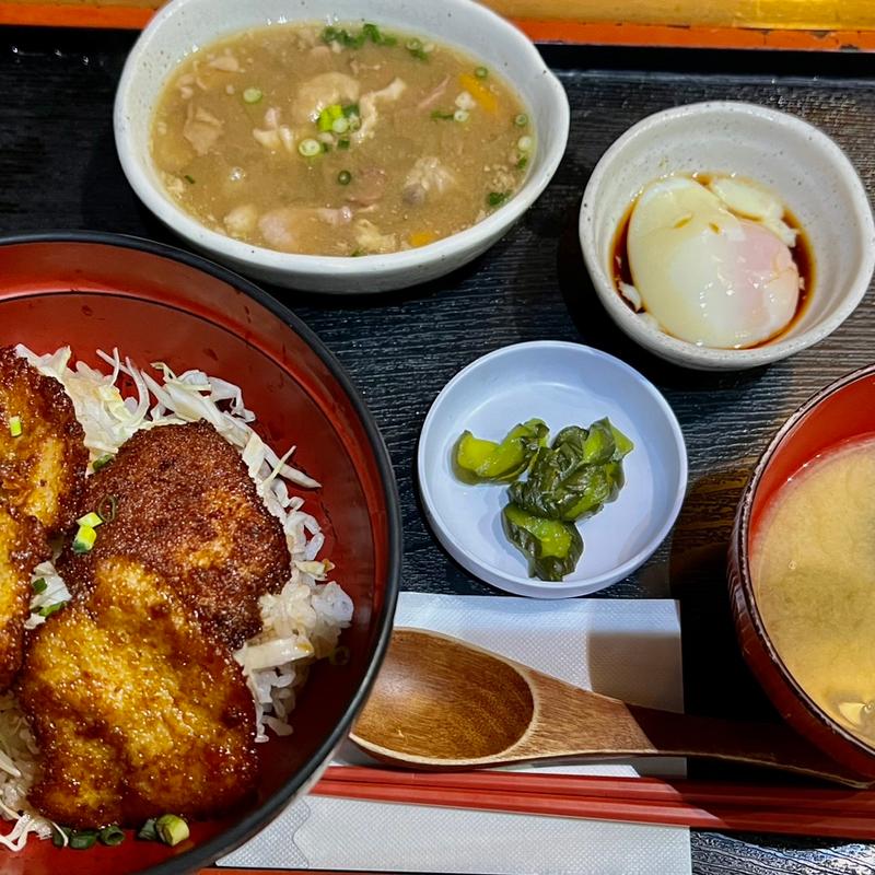 ソースかつ丼　温玉：煮込み(鳥一 外苑前店 （とりいち）)