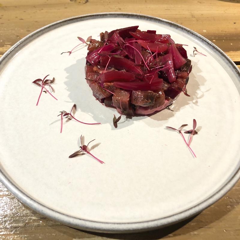 戻り鰹とビーツ、赤玉葱のタルタル(lumielune(ルミエルネ))