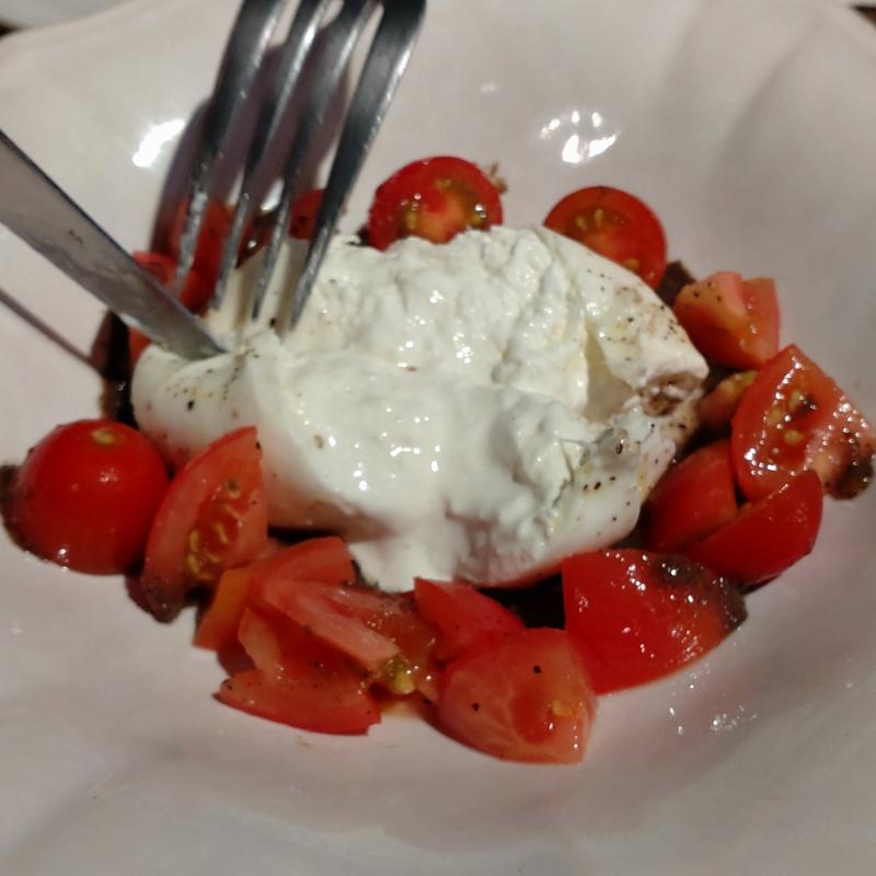 ブッラータチーズとフルーツトマトのカプレーゼ トリュフソース添え(Trattoria e Pizzeria MOTHERS)