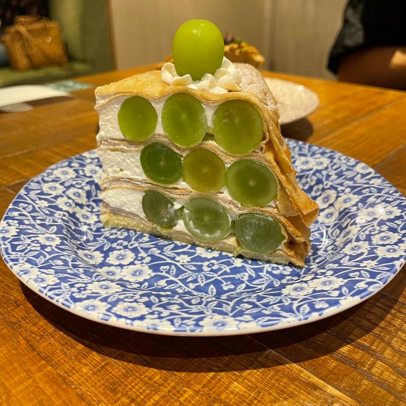 シャインマスカットのミルクレープ(アフタヌーンティー ラブアンドテーブル ルミネ横浜)