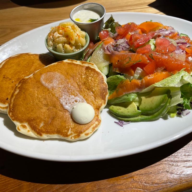 サーモンサラダパンケーキ(コナズ珈琲　太田)