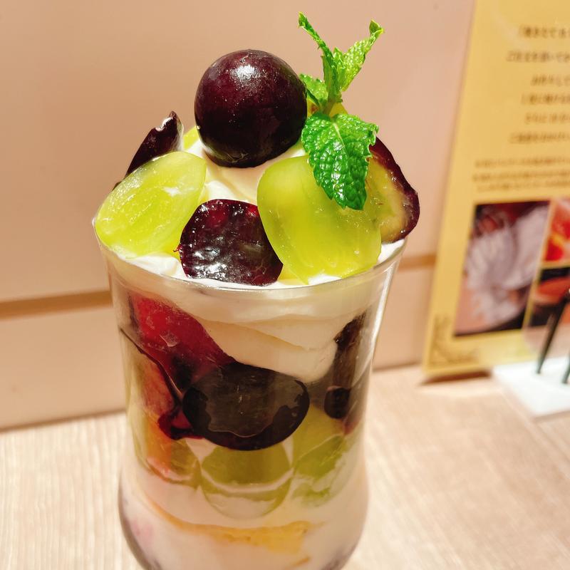 シャインマスカットと巨峰のパフェ(ベルヴィル（belle ville) ホワイティうめだ店)