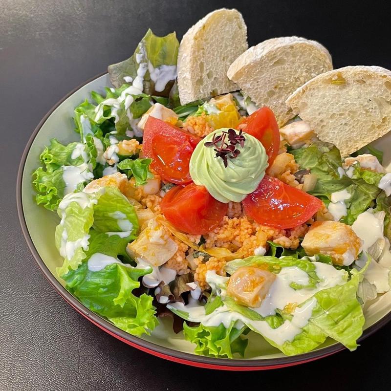 完熟トマトのコンポート彩野菜とクスクスのサラダプレート(オークウッド)