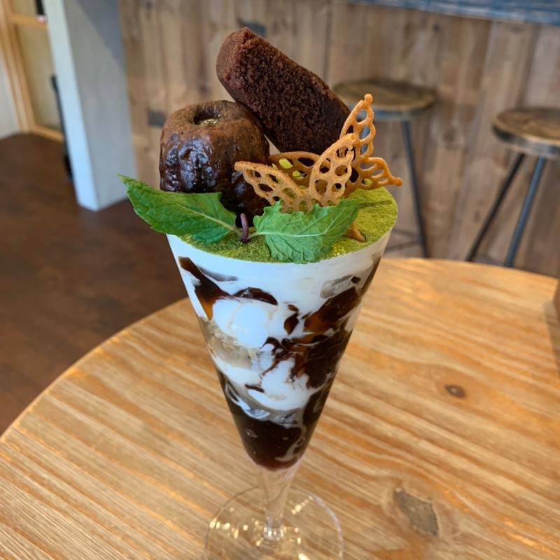 エスプレッソジュレとカヌレのパフェ(Au point de rendez-vous)