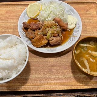 チキンステーキ定食(定食のまる大　飯田橋西口店)