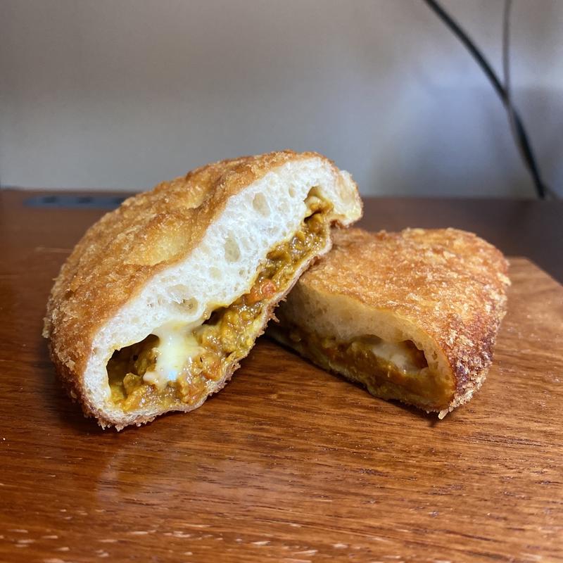 りしぇすの手包みカレーパン(パンの蔵 Richesse ナフコ春岡店)