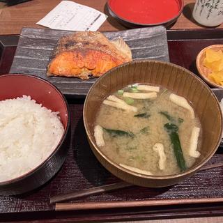 紅鮭定食(炭火焼干物定食 しんぱち食堂 福岡パルコ店)