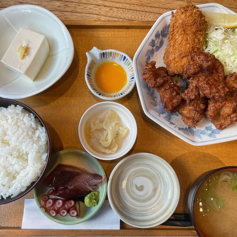 ホタテクリームコロッケと唐揚げと刺身定食(都民酒場魚金 神保町店)